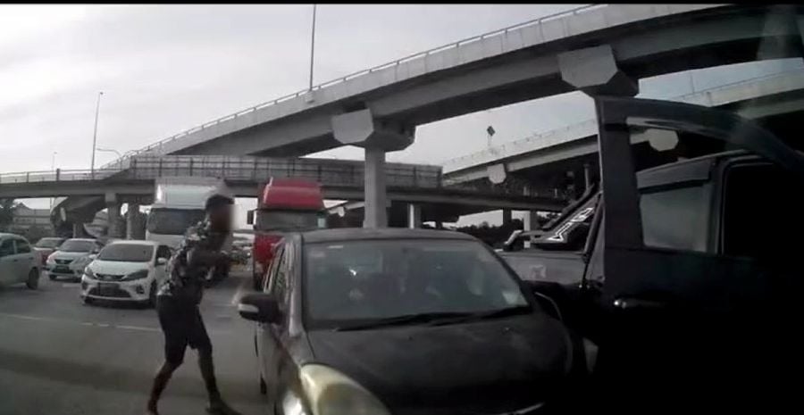 Netizens see red over Hilux driver's road rage in viral video