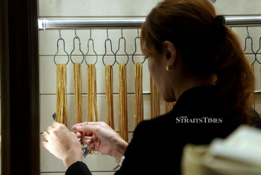Gold rises as investors seek safe havens amid Middle East conflict fears