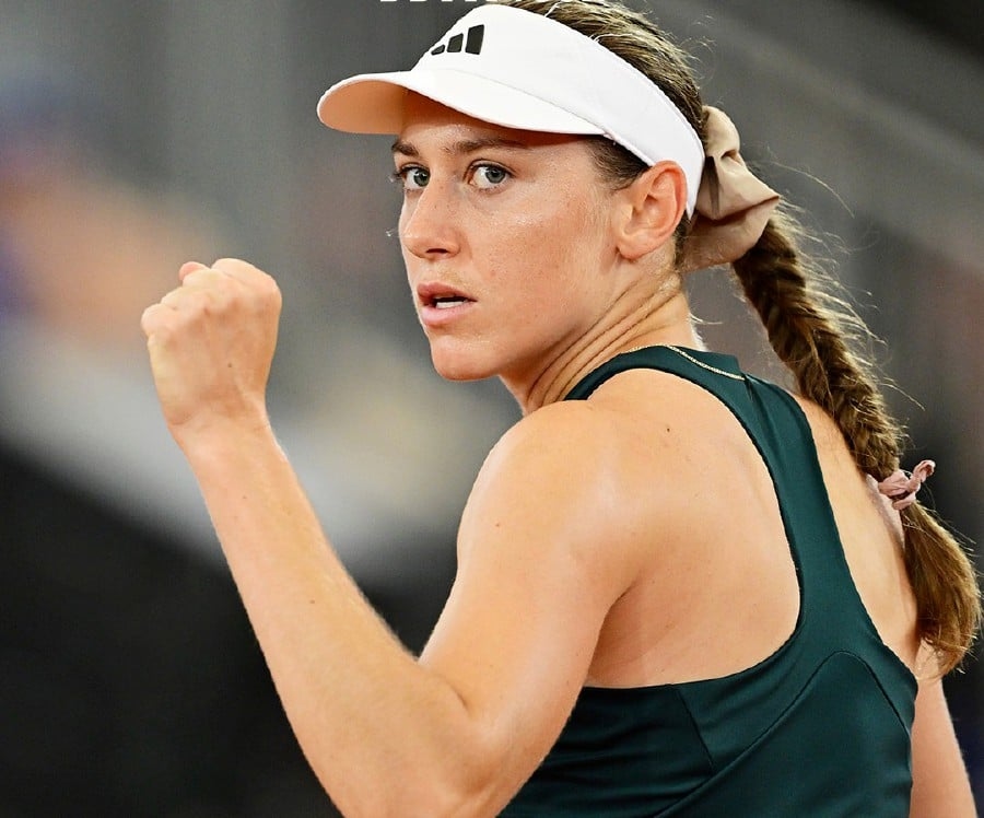 Anna Bondar serves way into Hamburg semis