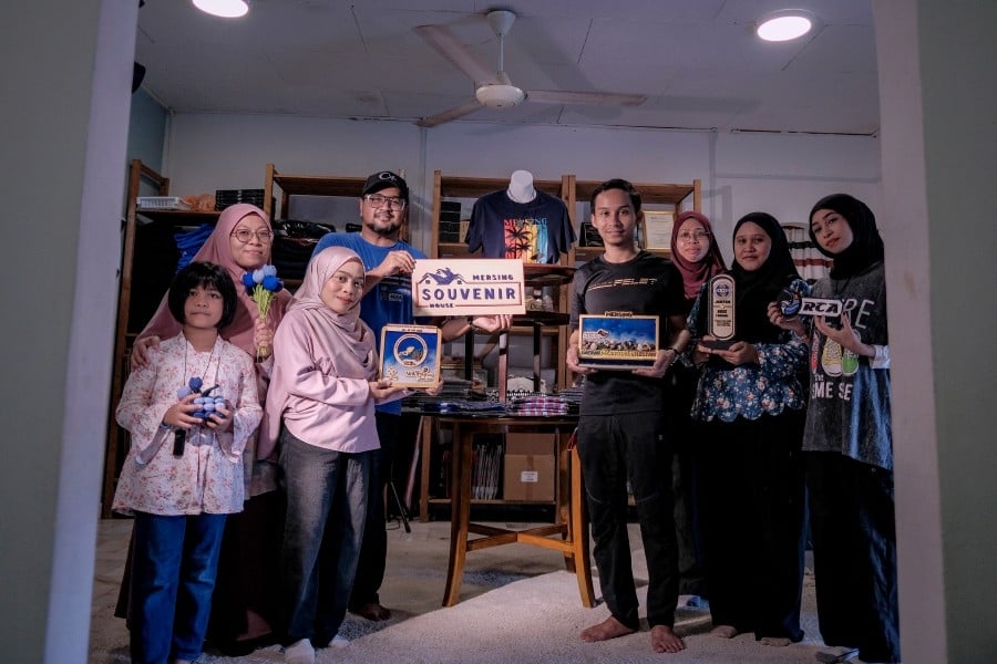 Souvenirs made out of recycled items drawing local, foreign tourists to Mersing