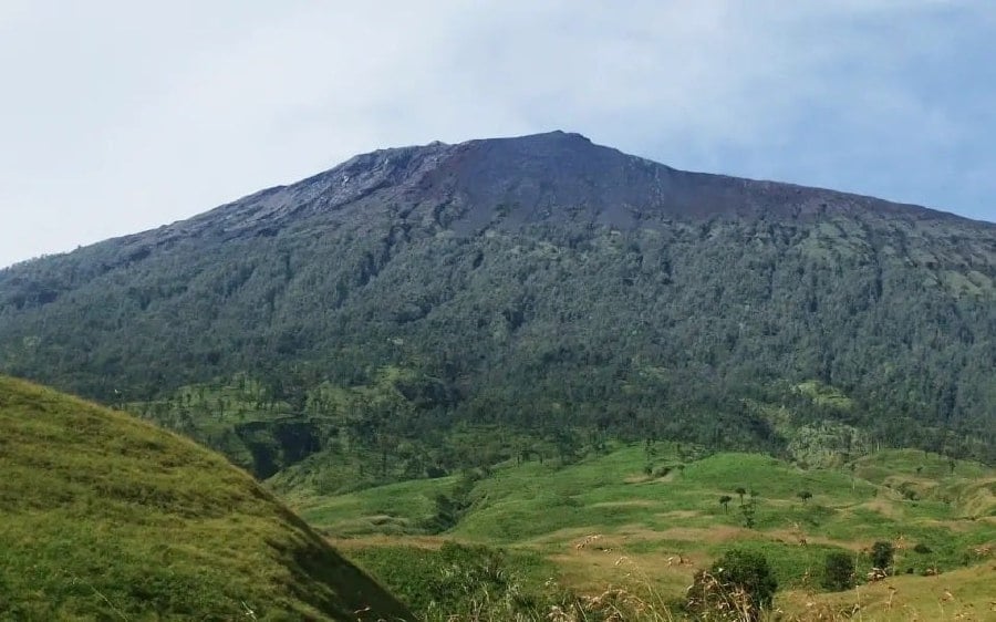 Malaysian climber badly hurt after falling on Indonesia's Mount Rinjani
