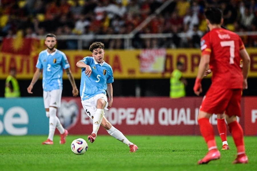 Brighton sign Belgium defender De Cuyper
