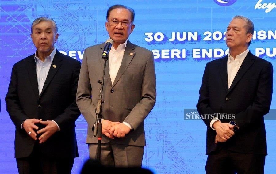 Anwar urges civil servants to back Kota Madani plan