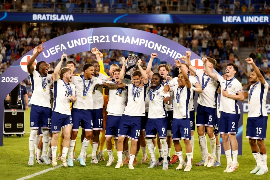 England retain Euro Under-21 title after Rowe extra time goal sinks Germany