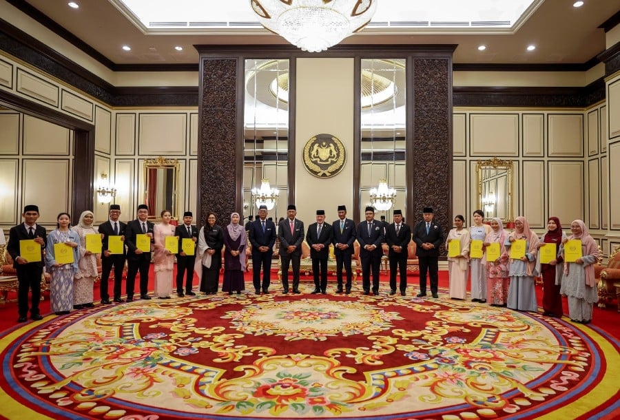 King awards prestigious BYDPA scholarships to 13 postgraduate students