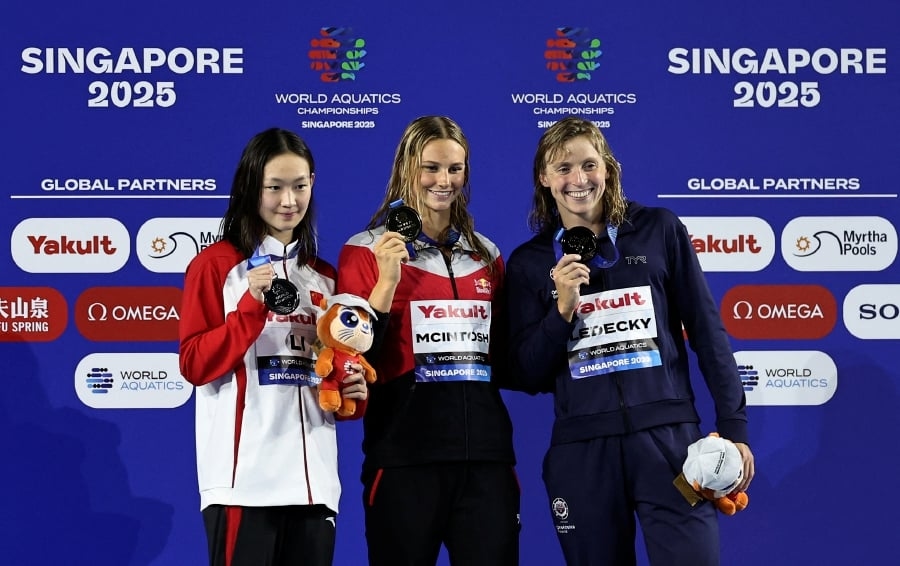 McIntosh makes golden start as Australia win world relay double
