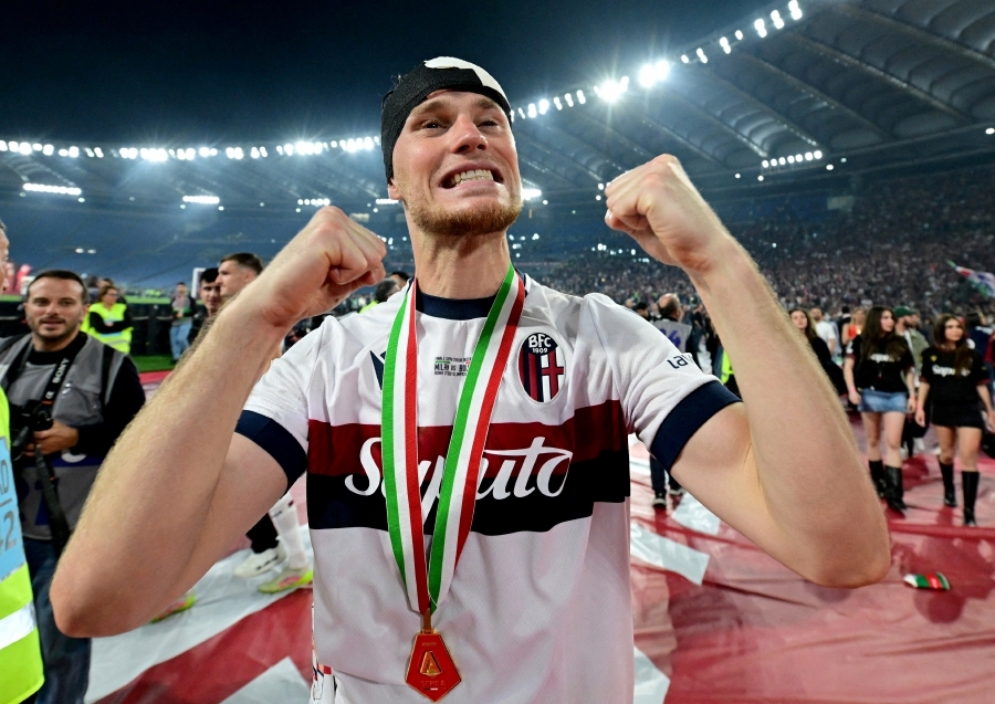 Napoli strengthen defence with signing of Beukema from Bologna