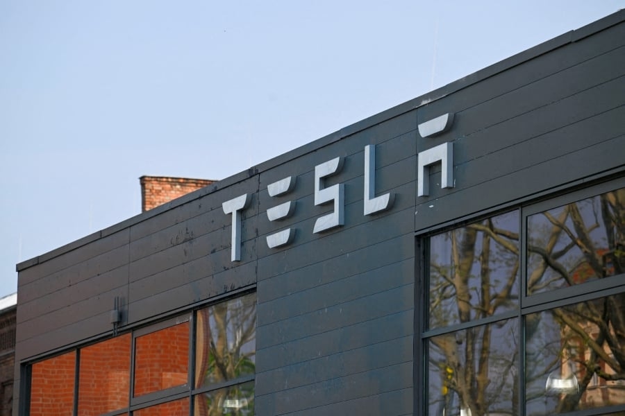 Tesla shares drop as Trump-Musk feud flares up again