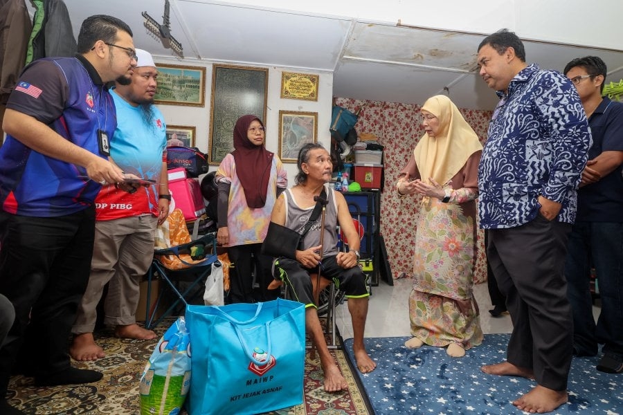Wan Azizah brings comfort, relief to elderly in Bandar Tun Razak