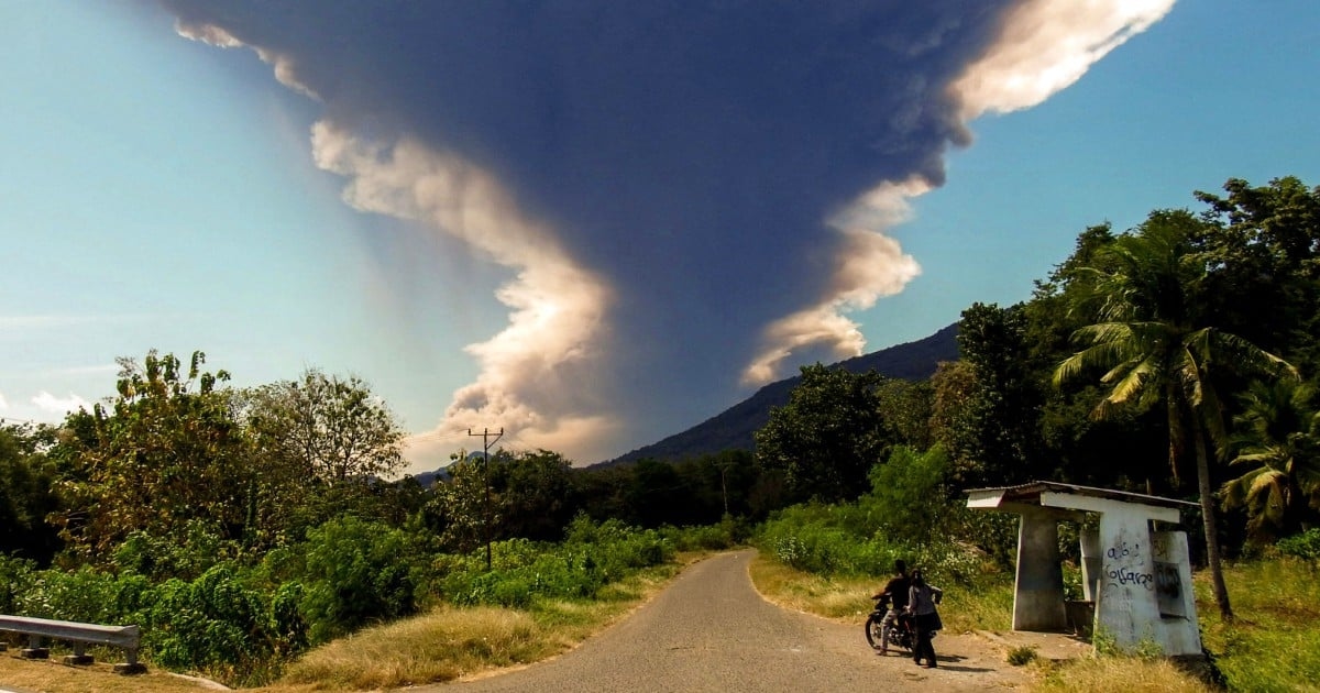 Indonesia volcano spews 18-kilometre ash tower