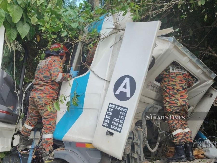 Two dead in car-lorry crash on Kuantan-Maran road