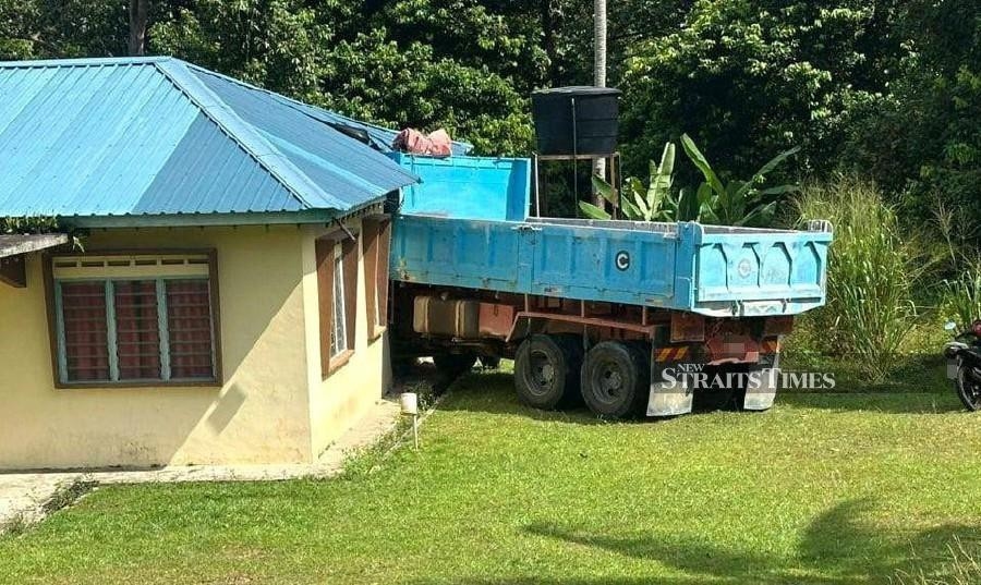 Lorry rams into empty house while avoiding motorcycle