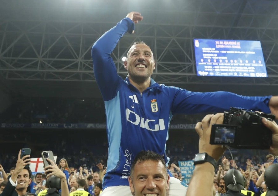 Ex-Arsenal midfielder Cazorla signs new Oviedo deal aged 40