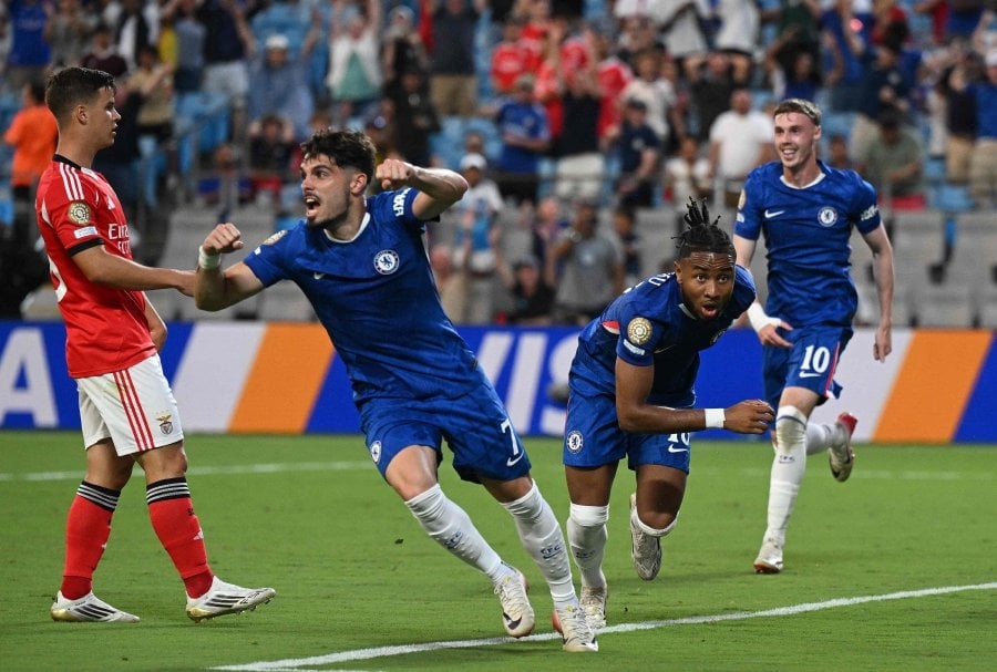 Late goals binge lifts Chelsea over short-handed Benfica