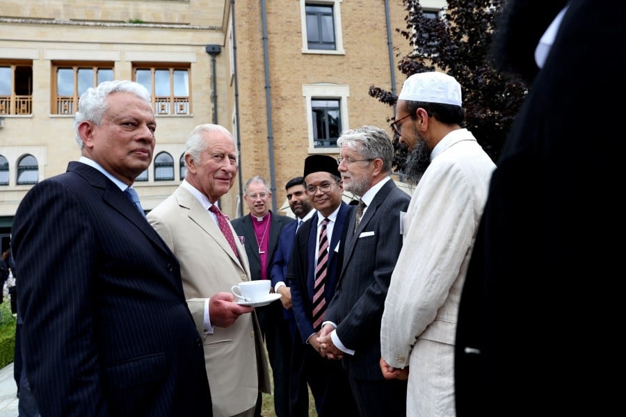 King Charles III opens new wing at Oxford Islamic Studies Centre