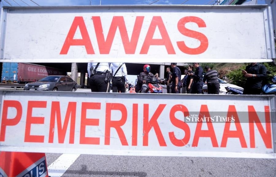 Motorcyclist crashes into traffic cop during NKVE check