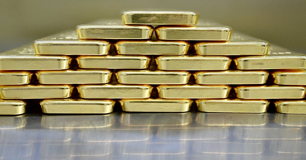 Gold falls on firmer US dollar and rising trade optimism