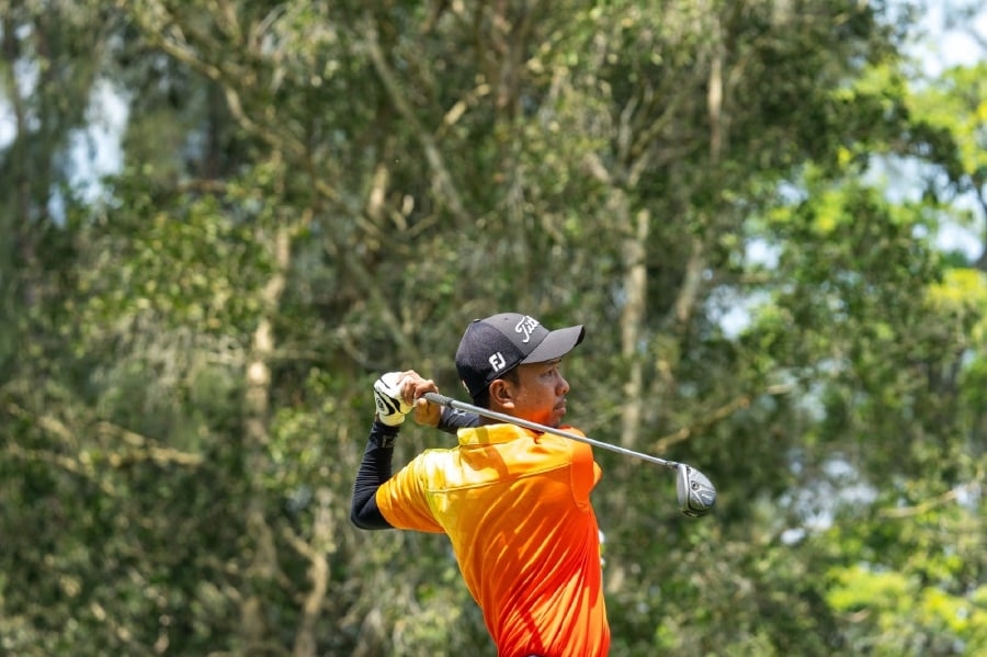Golfers battle for national honours