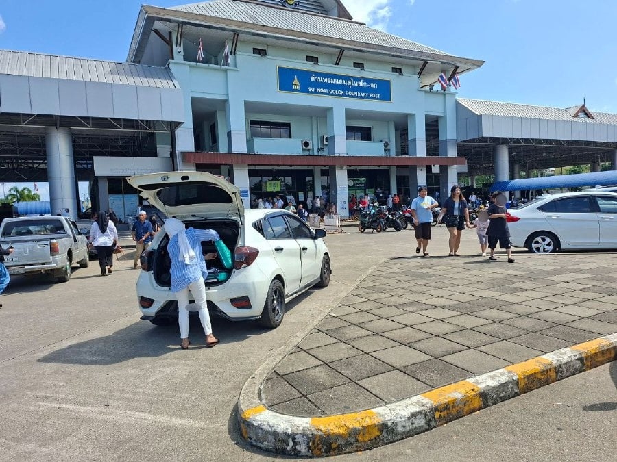Thai-Cambodian border clashes fail to deter visitors to Sungai Golok town