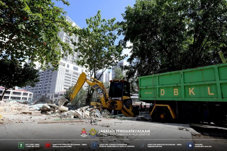 DBKL demolishes stalls built illegally on government land