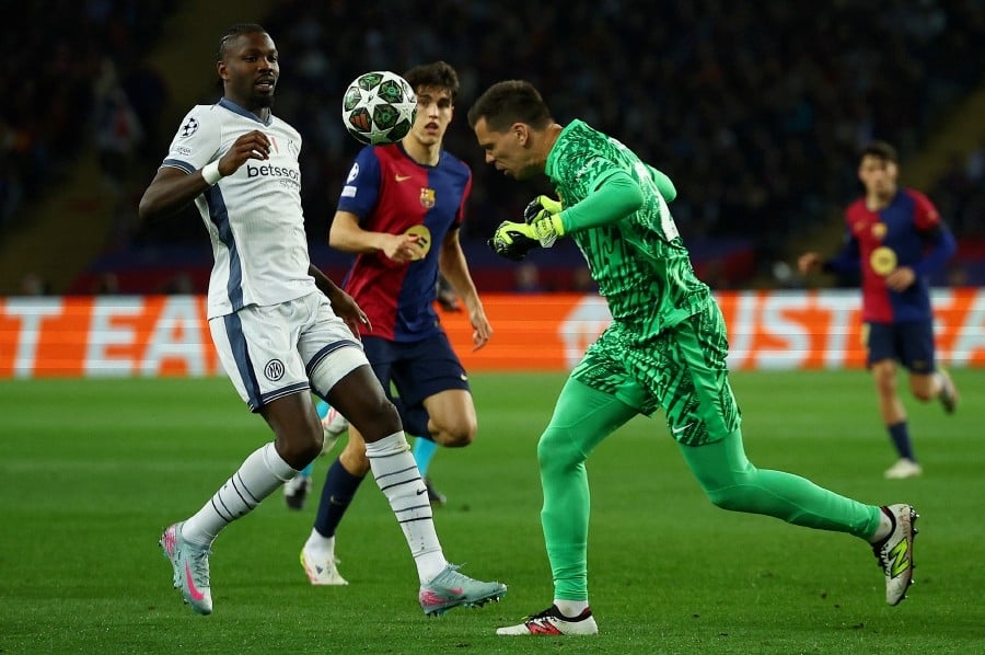 Barca's Szczesny renews contract, leaving Ter Stegen's future in doubt