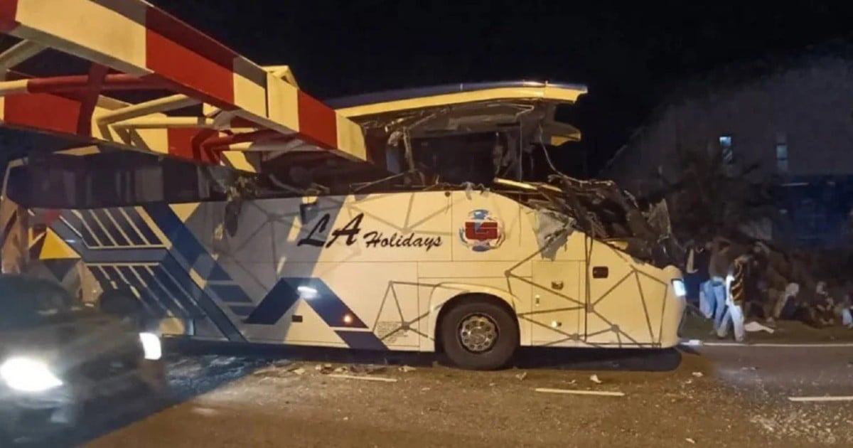 Seven injured as express bus crashes into height barrier