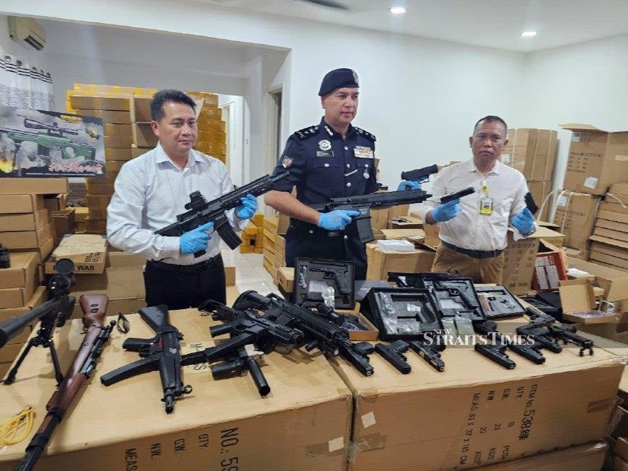Cops seize over RM4mil in imitation firearms in KL, Selangor and Johor