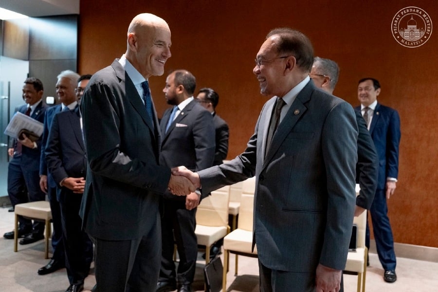 Anwar meets Italian defence, energy industry leaders