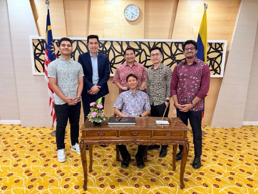 Rafizi clocks into office for the last time