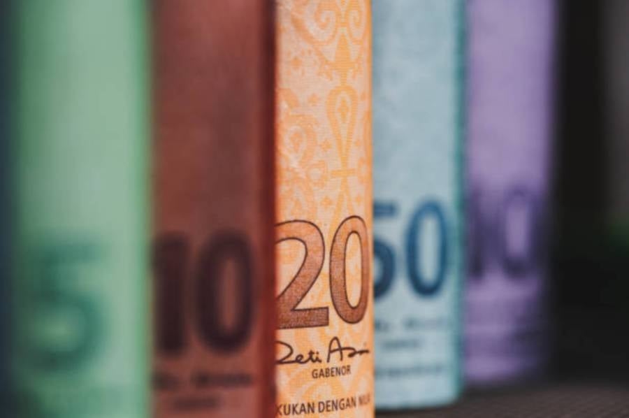 Ringgit slips further versus greenback on continued uncertainity about US tariffs