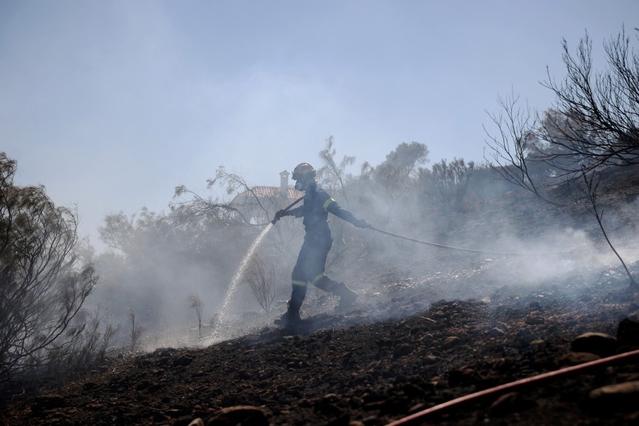 Greece battles wildfires as temperatures soar past 40°C