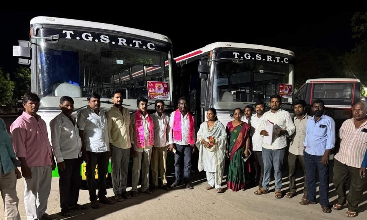 Basu Hanumanthu Naidu Flags Off Buses from Gadwal for BRS Rajatotsava Sabha in Warangal