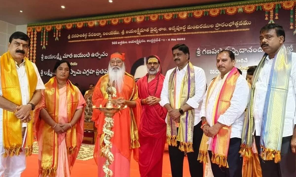 Develop Bommaparthi Ashram on par with Mysuru Datta Peetham