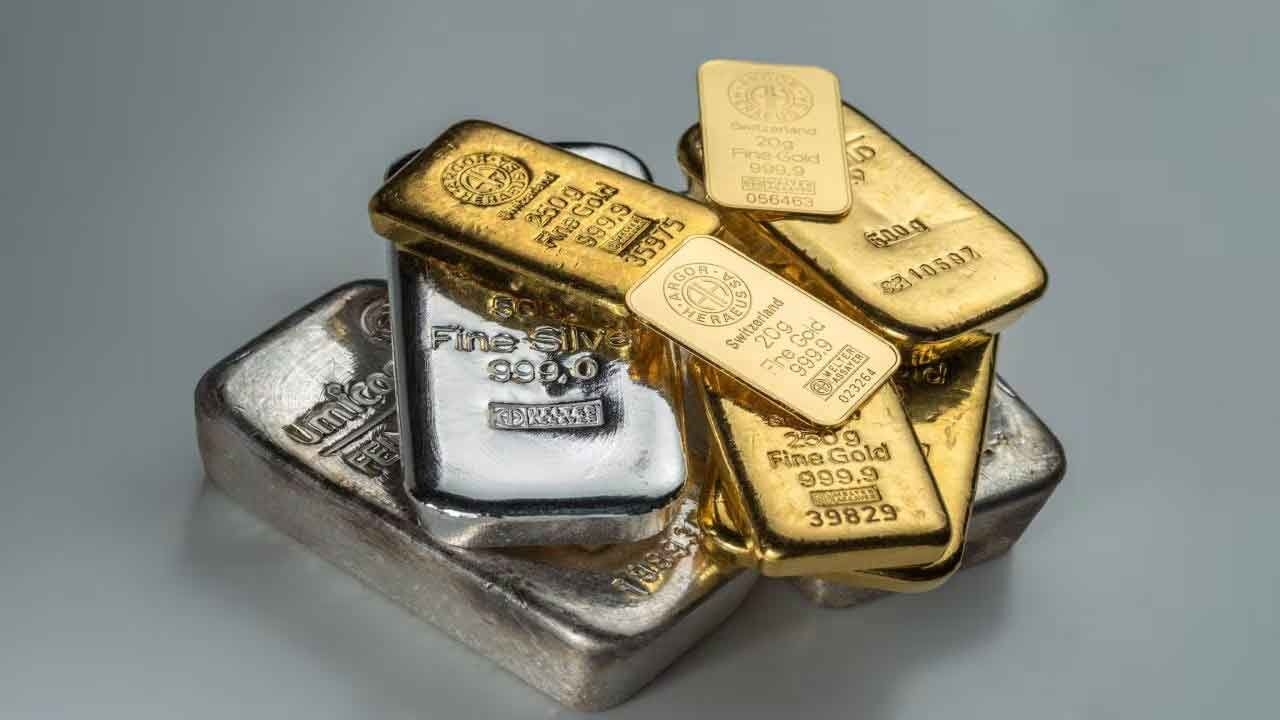 Gold declines Rs 900, Silver falls by Rs 1,000