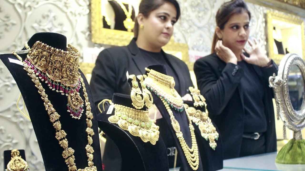Silver hits record Rs 1.15 lakh per kg, gold crosses Rs 1 lakh mark again