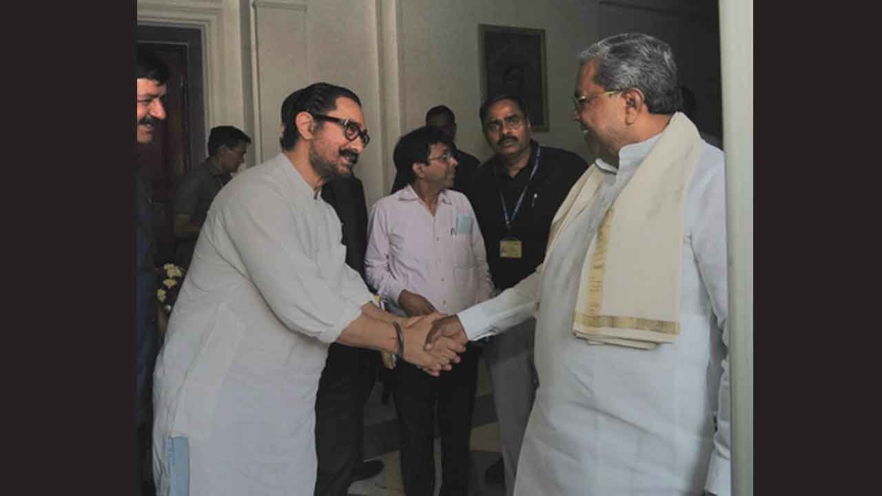 CM Siddaramaiah, Aamir Khan exchange pleasantries at Rashtrapati Bhavan
