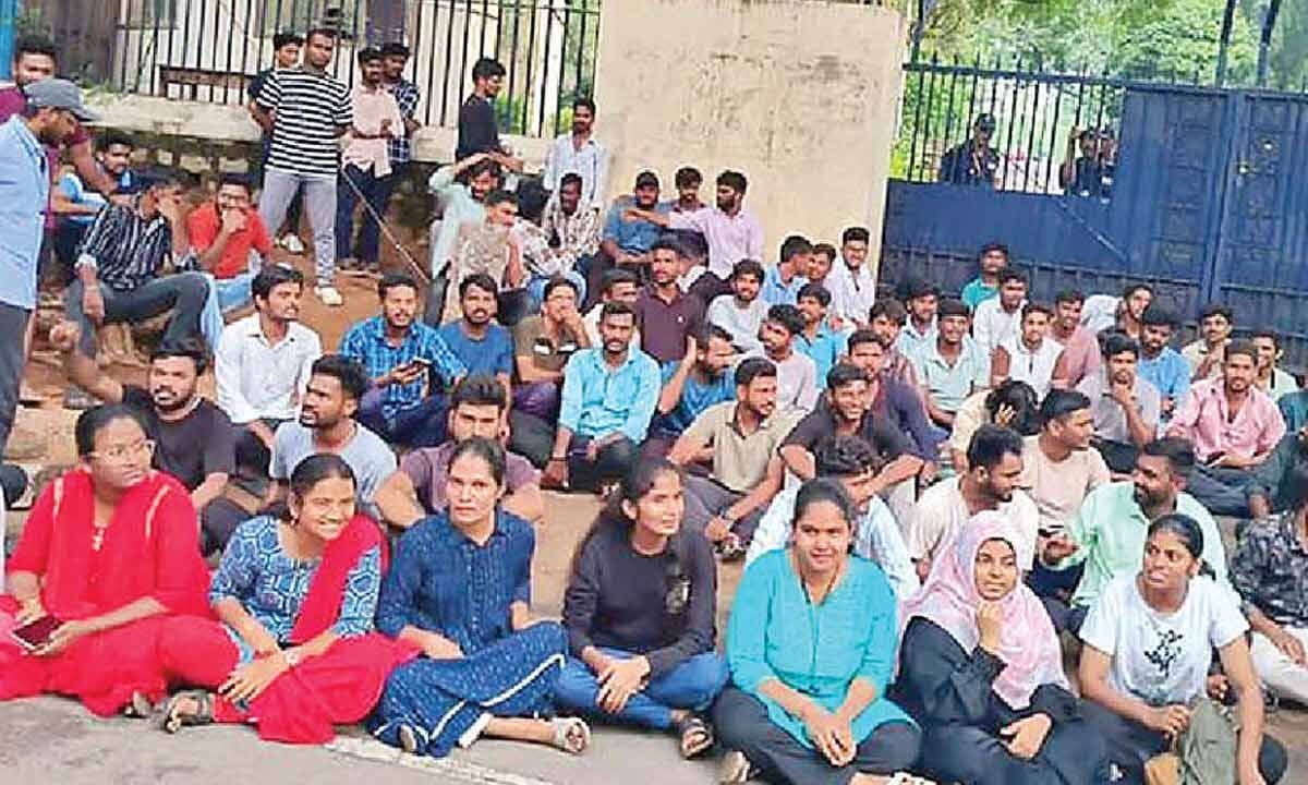 Nizam College hostel crisis: Nizam's kin urge CM to intervene
