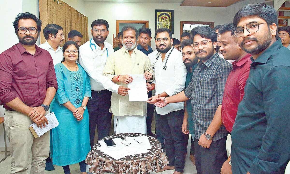 Govt hikes jr docs' stipend, averts indefinite strike