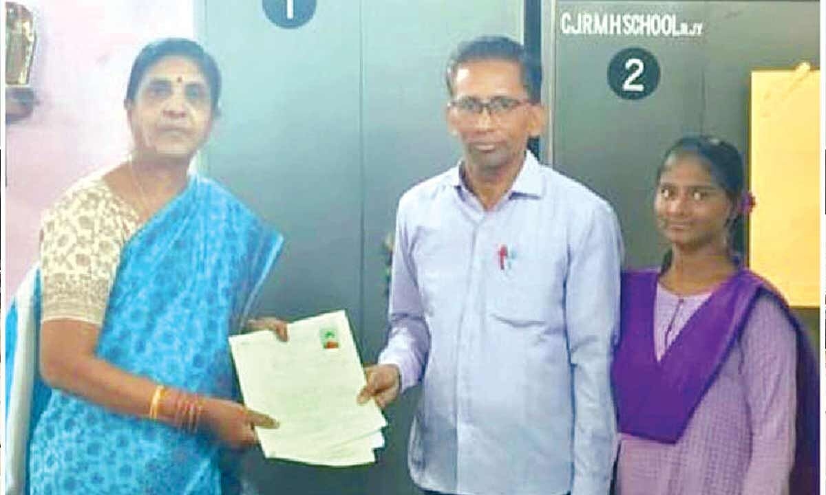 Teacher enrols daughter in municipal school