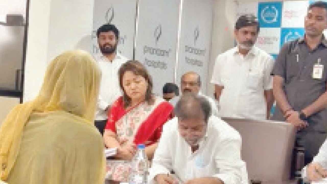 Minister hands over Rs 50K to kin of blast injured victims