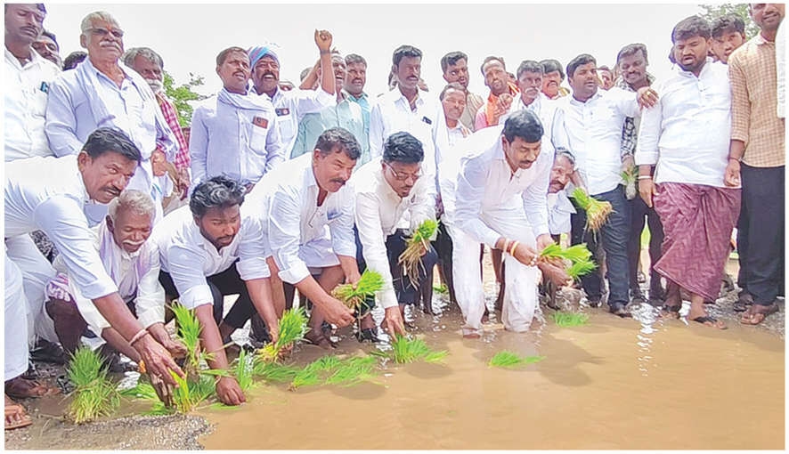 MLA slams govt over cancelled road tenders in Holagunda