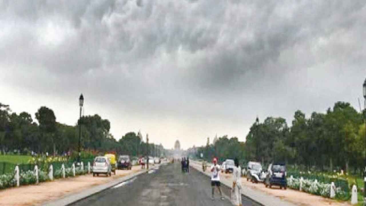 Delhi sees cloudy skies, light rain; orange alert issued