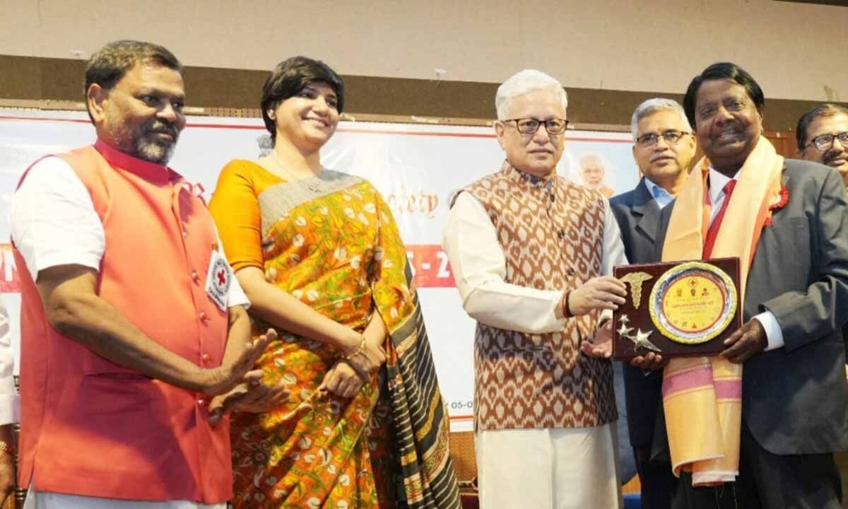 Guv presents medical excellence awards