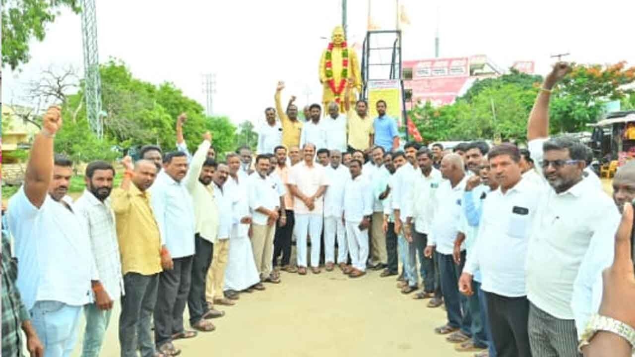 MLA Bandla Krishna Mohan Reddy Pays Tribute to Dr. Babu Jagjivan Ram on His Death Anniversary in Gadwal
