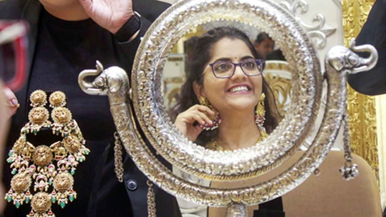 Gold prices fall over Rs 400, silver down Rs 1,000 amid US tariff uncertainties
