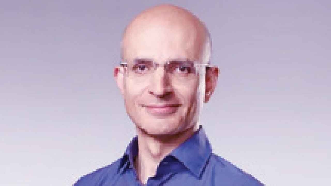 Indian-origin Sabih Khan becomes COO at Apple