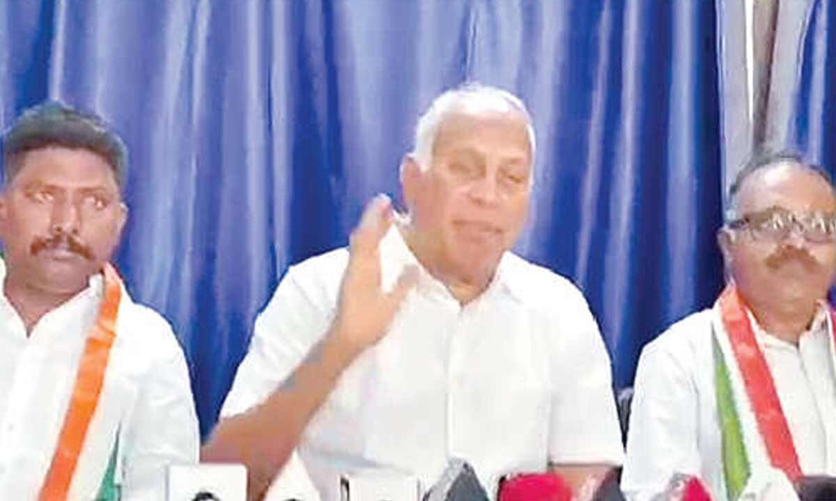 Congress leader alleges irregularities in banks' loan waiver