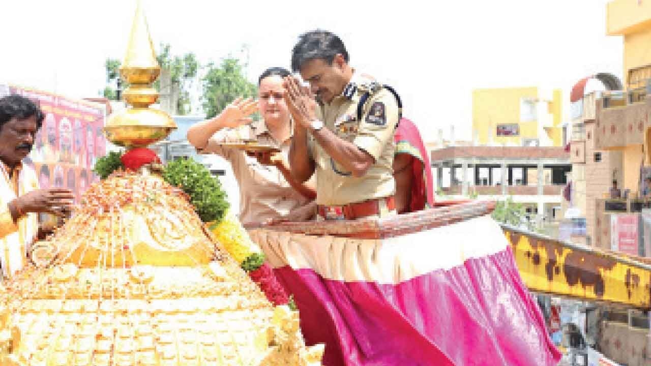 Hyd top cop joins Lal Darwaza Bonalu festivities, assures full security