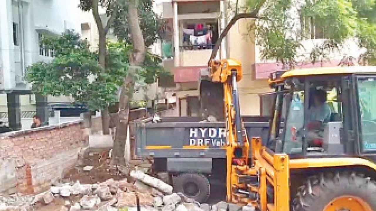 Residents hail HYDRAA's razing of Habsiguda barrier wall