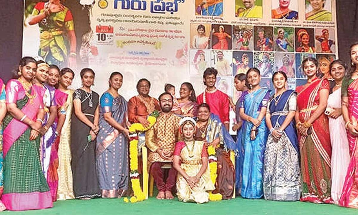 Tribute to Kuchipudi guru with classical dances